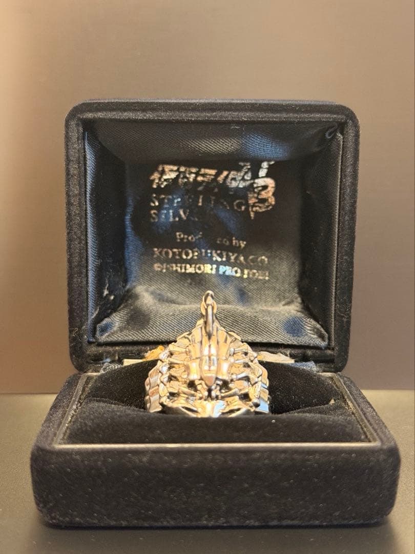 (Second-hand) Kamen Rider V3 Silver Ring Collectible Edition - Bata Tiger: Kamen Rider V3 Battletiger Silver Ring, Large size, 925 Silver. Some areas have darker color. The V3 logo on the ring box is damaged. All accessories as shown in the picture.