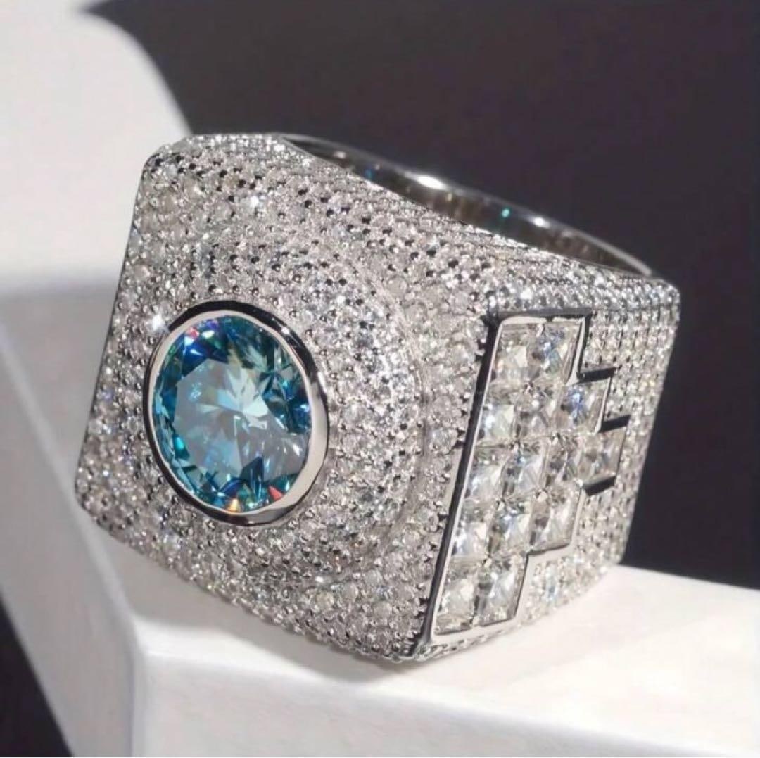 (Second-hand) Unique ring, size 8, navy blue base color, set with cubic zirconia stones.: Unique ring, size 8, navy blue background color, set with cubic zirconia stones.