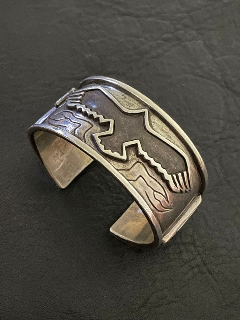 (Second-hand) Johnny Depp's Navajo Indian Sparrow Bracelet: This bracelet is worn by Johnny Depp and features Navajo Native American and sparrow patterns. It is a collectible item. It was custom-made by craftsmen trusted by Johnny Depp himself during his