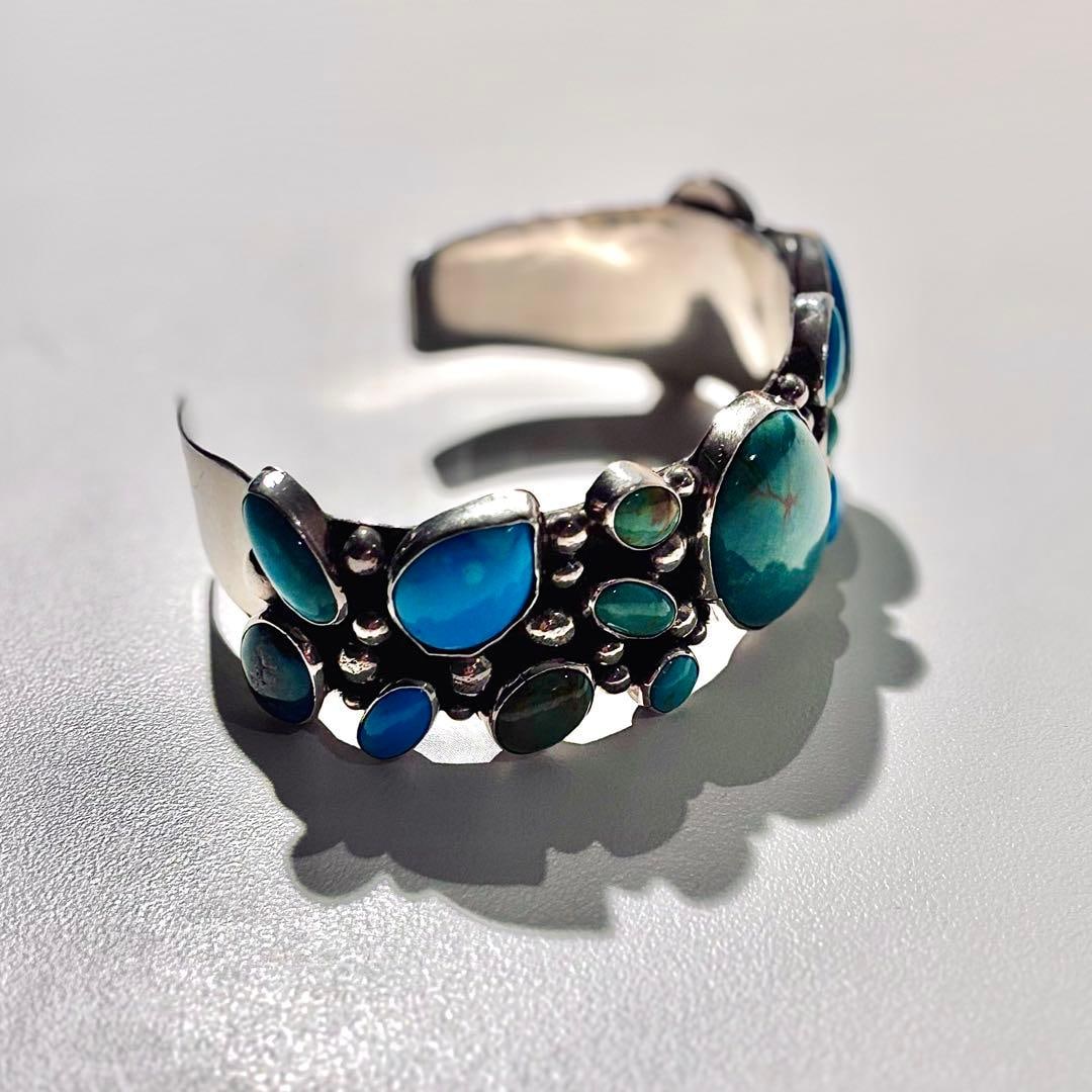 (Second-hand) NAKAI Navajo Indian Jewelry, 925 Silver: This is a vintage accessory by Navajo silver jewelry artist Nakai. It is crafted using traditional Navajo techniques, which are now very rare. This bracelet is set with a rare clear blue-green