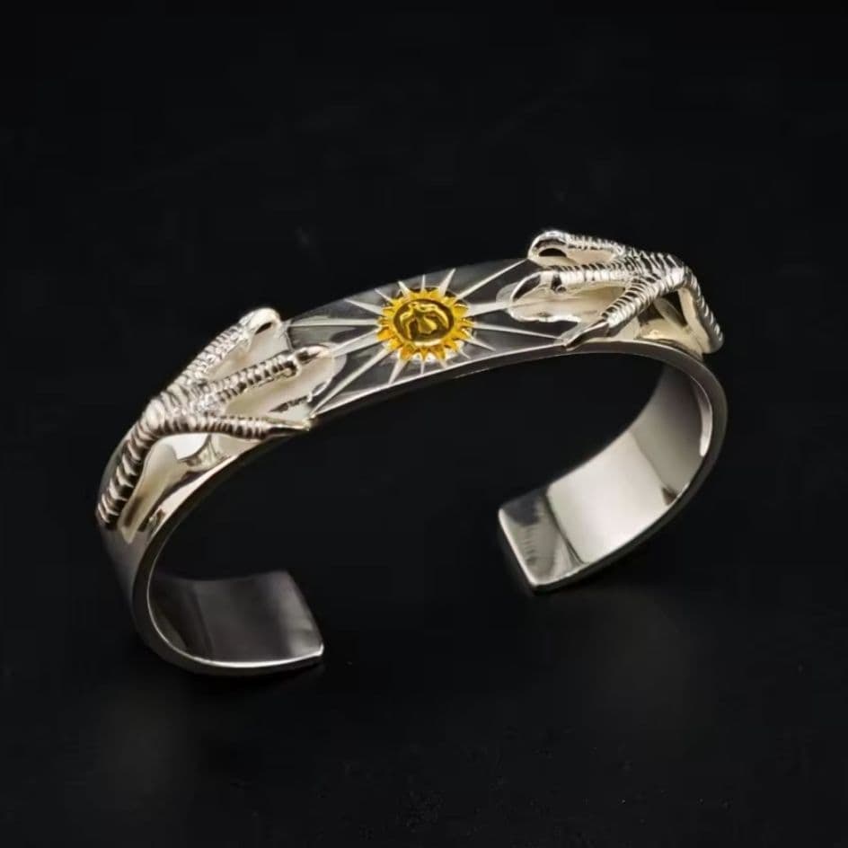 (Second-hand) Silver Sun Eagle Claw Bracelet Sun Eagle: A silver and gold sun pattern bracelet, adorned with carved patterns. Material: Silver, no engraving (no authenticity verification provided) Design: Sun pattern Decoration: Engraving Style: Open cuff