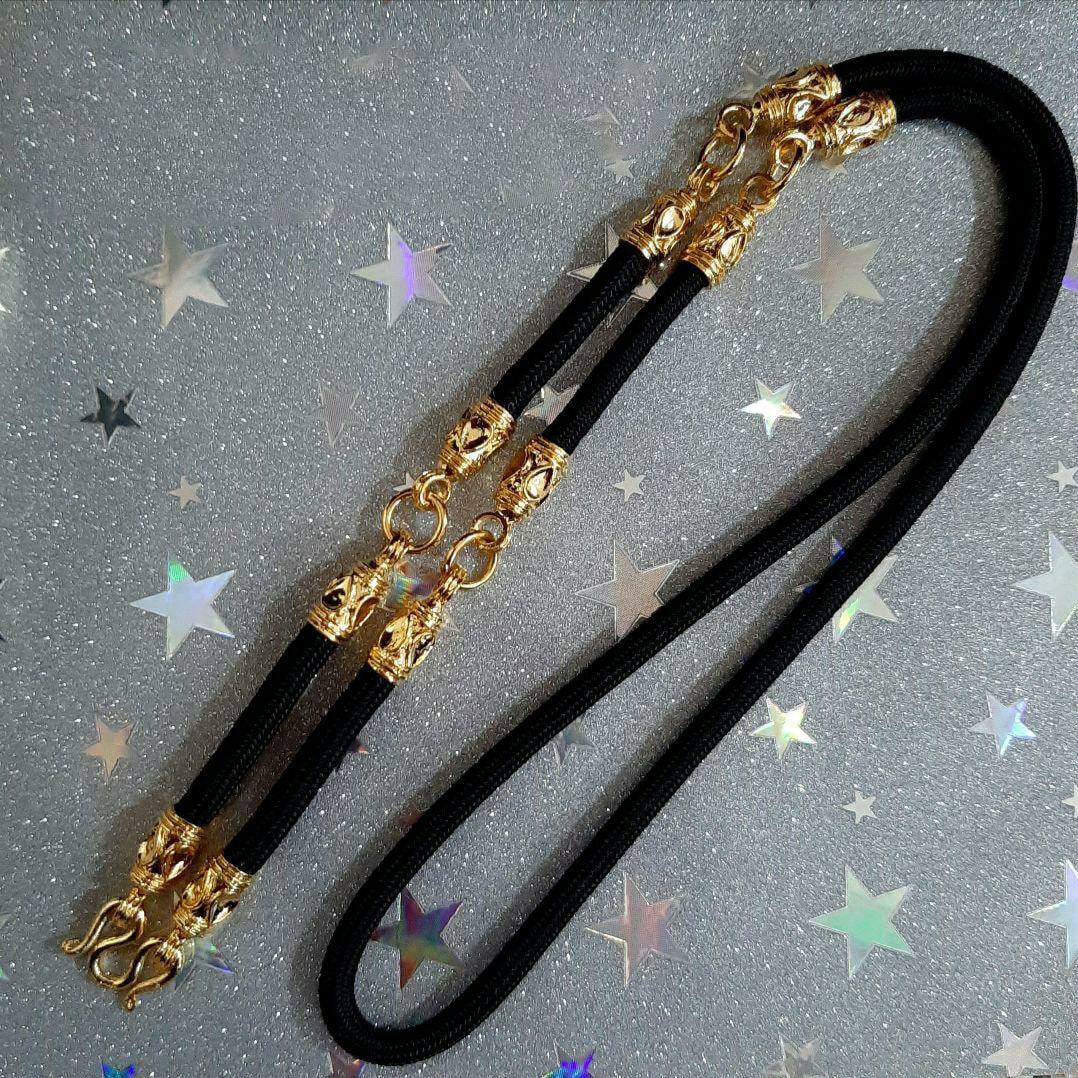 (Second-hand) Prakruang Thai-style necklace cord: Prakruang Thai-style necklace cord, with 5 hooks This Prakruang amulet necklace Features gold hooks and decorative elements, which is uncommon in Prakruang amulet necklaces. Length: approximately 64 c