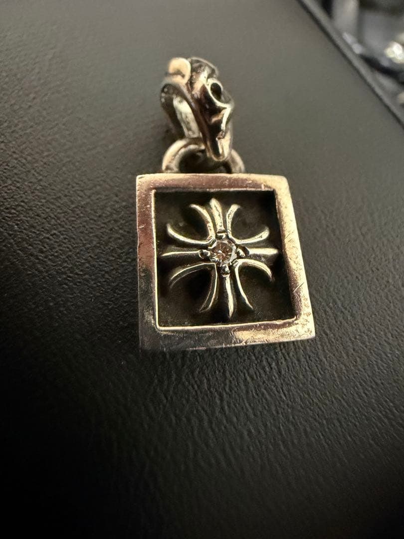 (Second-hand) Chrome Hearts / Framed 1-Cent Diamond: This ring features a framework-style CH cross design, with a diamond set in the center, which is very rare. (RINKAN Shinjuku store only has 1-2 pieces in stock.) In recent years, the market demand has