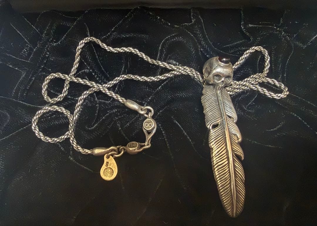 (Second-hand) No. 9 Skull Feather Necklace: This Feather Skull Necklace is a collaboration between Number (N)ine and Magical Design, designed by designer Takahiro Miyashita during his time at Number (N)ine. Design: This iconic design symbolizes