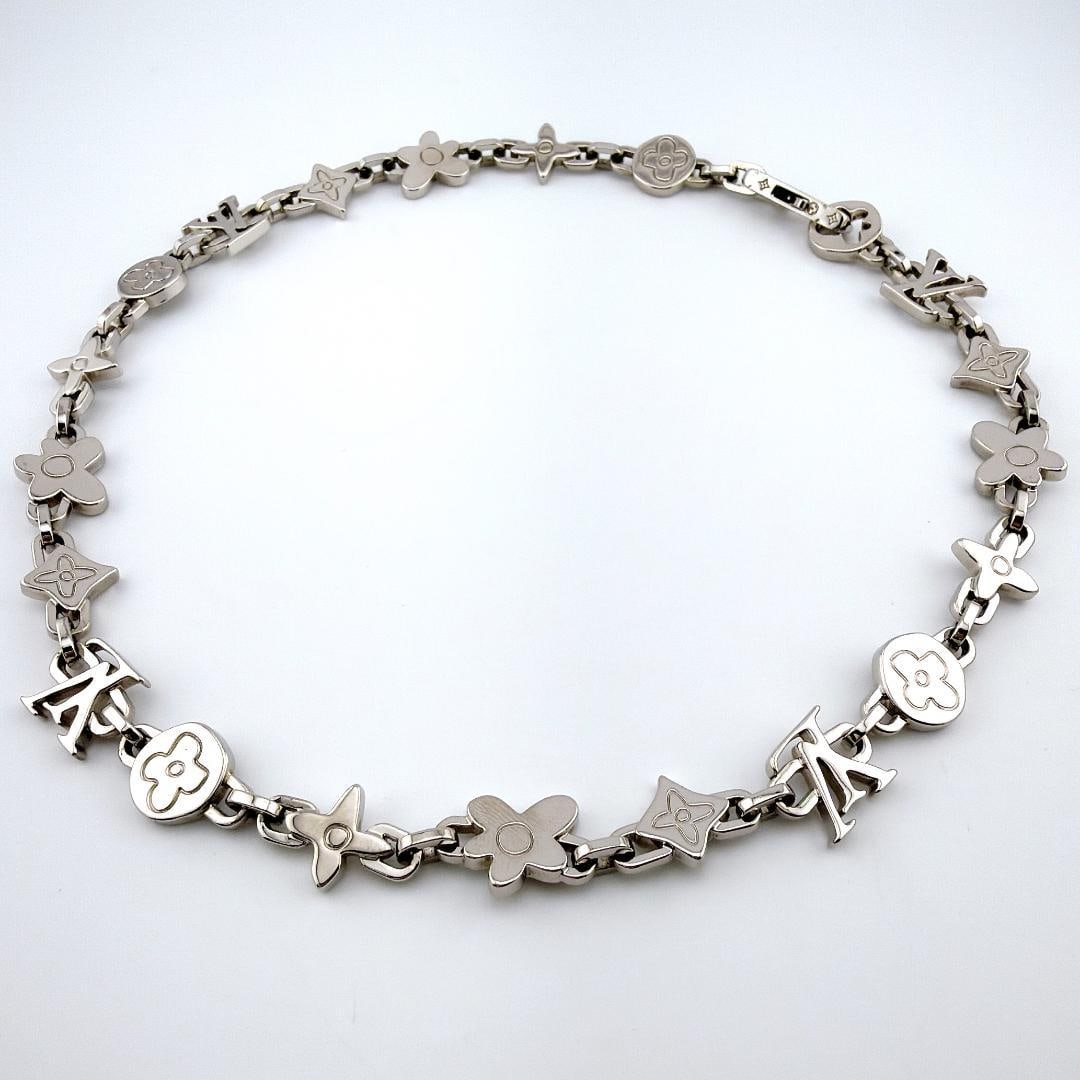(Second-hand) Louis Vuitton M01880 Silver Metal Monogram Craggy Necklace: Brand Name: Louis Vuitton Product Name: Louis Vuitton M01880 Metal Monogram Craggy Necklace Silver Unisex Rare Size: Total Length: 56cm Color: Silver Accessories: Gift Box Grade: A
