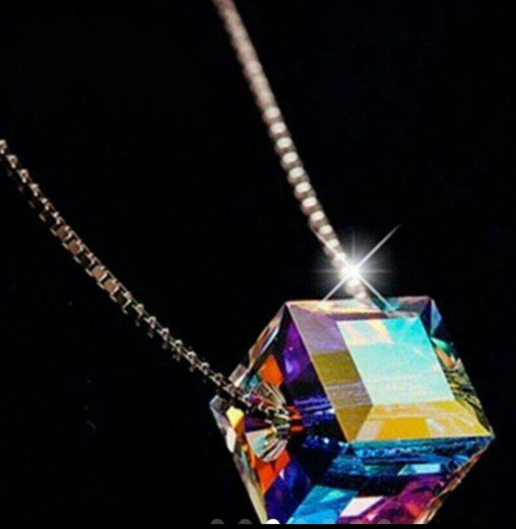 (Second-hand) Exquisite Cut Gemstone Necklace: This beautiful necklace changes color with the angle of light, so the radiance it emits is completely different from diamonds. Unisex Chain length 45 cm + 5 Top 0.8 cm