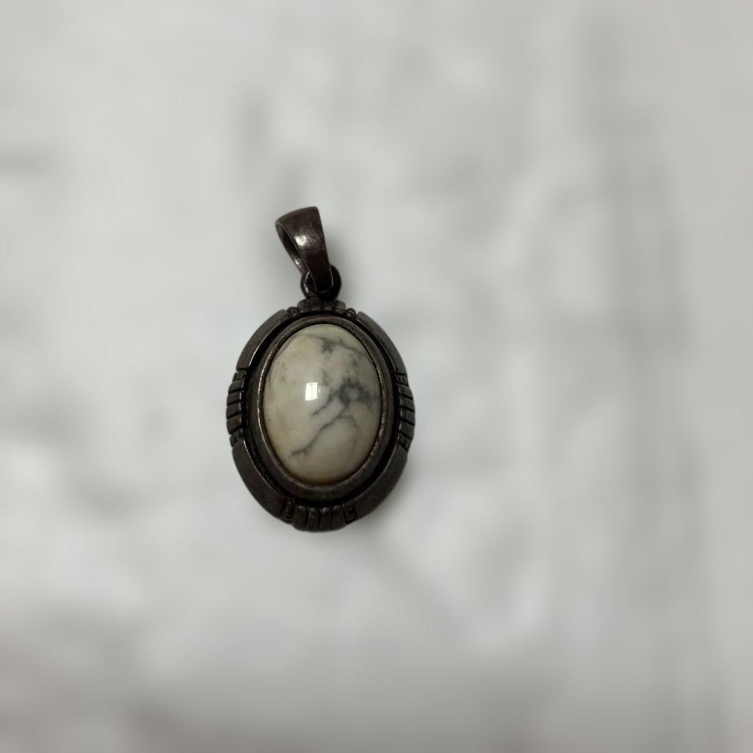 (Second-hand) SCHORL Soul Comfort Feather Necklace Pendant: This feather necklace pendant is a collaboration between SCHORL and Sympathy of Soul. It is crafted from silver material, with a delicate and elegant design. Material: Silver Stone: White jade Brand: