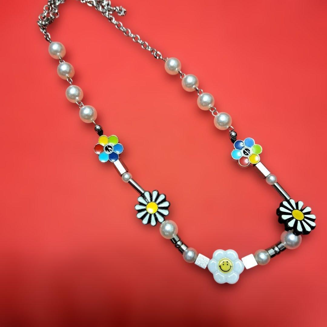(Second-hand) Necklace Smiley Face Pearl Ulzzang Daisy Smile: This casual necklace combines floral patterns with pearl beads. Design: Floral pattern and pearl necklace Material: Metal chain, plastic, pearl-like beads Style: Casual, fashionable accessory Features