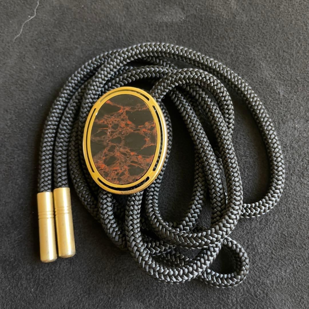 (Second-hand) Red Jasper Stone Tie with Gold Border, Vintage Style: Red jasper stone ring with a gold border, vintage style.