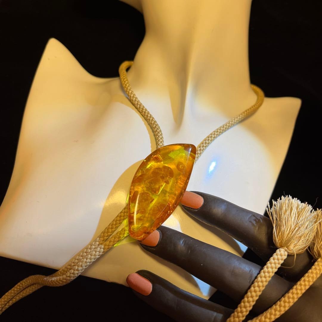 (Second-hand) Vintage Large Amber Circular Tie: This is one of the collector's items of the principal's grandfather. It is quite large and shines brightly when exposed to light. It exudes a mysterious atmosphere. I think it might be amber, but I