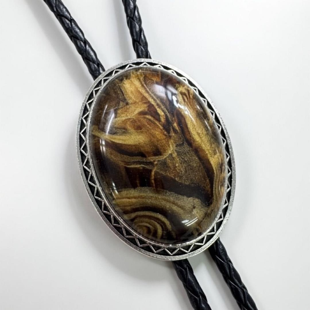 (Second-hand) Tiger's Eye Paolo Tie, Vintage Brown, Antique Style: Color: Tiger Eye Stone Dimensions: Length: approximately 100 cm Pattern part: approximately 4.5 x 3.5 cm / Thickness: approximately 1.5 cm Material: Stone components/alloy/PU leather The center