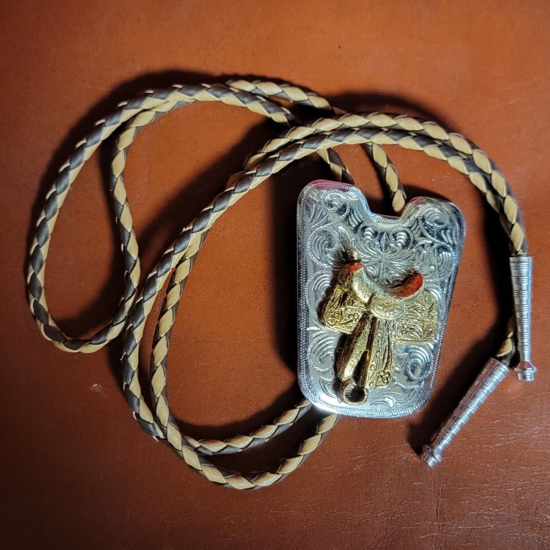 (Second-hand) Vintage polo tie, saddle, exquisite carving, braided rope, Western style: This is a tie I bought abroad a long time ago. The nameplate is engraved with a saddle pattern. The rope is also woven with two colors, creating a beautiful atmosphere. There are no markings or other