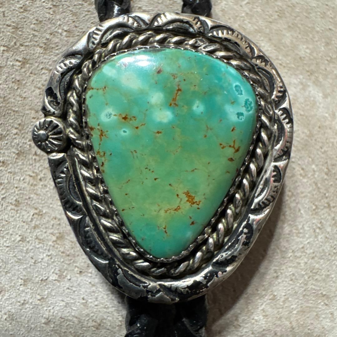 (Second-hand) Turquoise natural gemstone necktie, Indian/American Native Western style: Turquoise Color Circular Tie Color: Green/Silver Size: Approximately 3.4 cm x 3 cm Ring Diameter: Approximately 47 cm (total length approximately 100 cm) Material: No 925 silver marking.