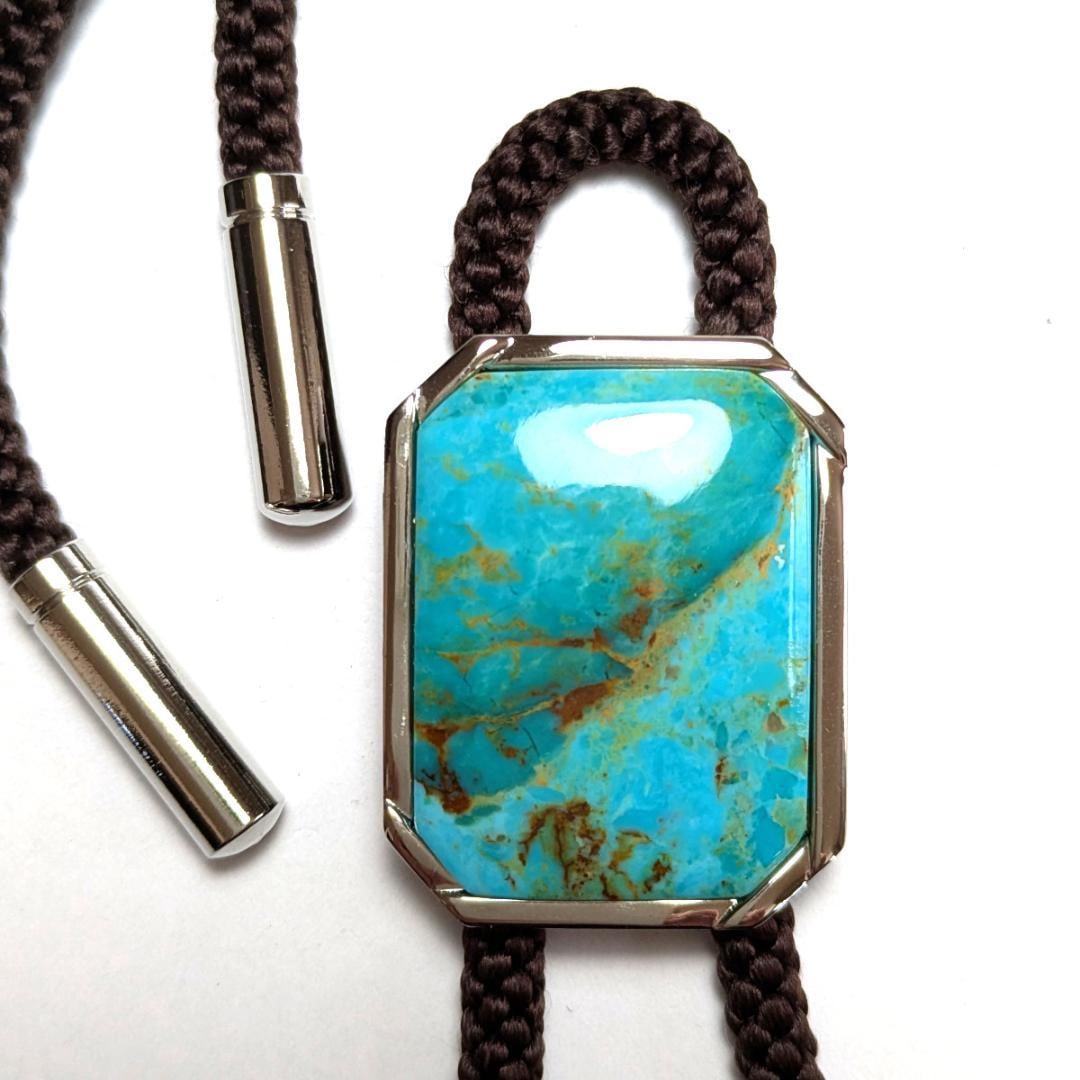 (Second-hand) Cravat/Ascot Tie Silver x Turquoise Brown/Silk: Circular tie / Bolo tie / Rope tie Color: Silver x Blue, Rope: Brown Material Buckle: Turquoise x Brass ????Thread: Silk ????Tip: Brass Size (approx.) Rope length: 102 cm (51 cm x 2) ???????Buckle