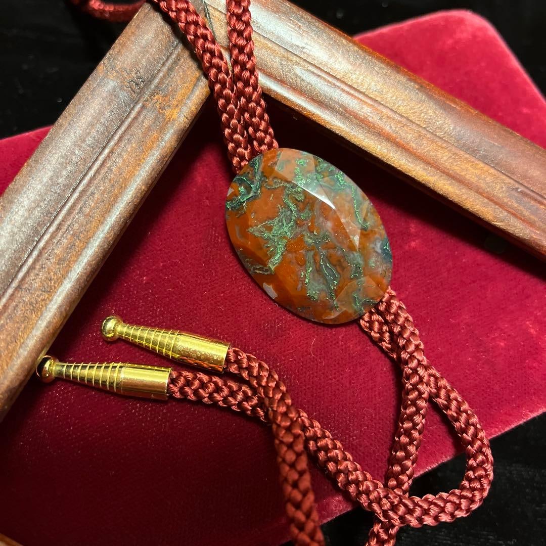 (Second-hand) Retro Exquisite Natural Stone Oval Ring Necklace: This is an item collected by the client's grandfather. The red part appears to resemble green and black algae. The natural design is full of mystery. It has a semi-transparent texture and is red,