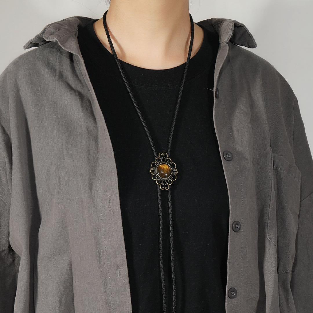 (Second-hand) Tiger's Eye Vintage Polo Tie, Brown Vintage Style: Brand new, unused Vintage tiger eye stone circular tie Classic design, particularly eye-catching when worn around the neck. The combination of the heavy tiger eye stone and the vintage-style frame