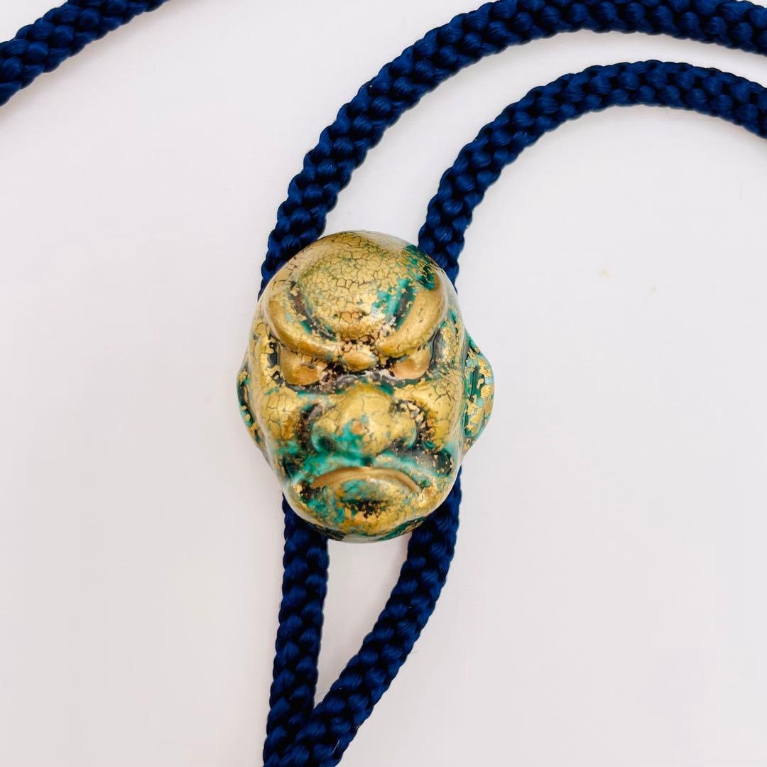 (Second-hand) Showa retro circular tie, early music mask: This vintage circular tie has a grand appearance, with its simple and elegant colors like a mix of gold and copper green, making it a very exquisite piece. Colors: Gold and green tie, deep navy blue