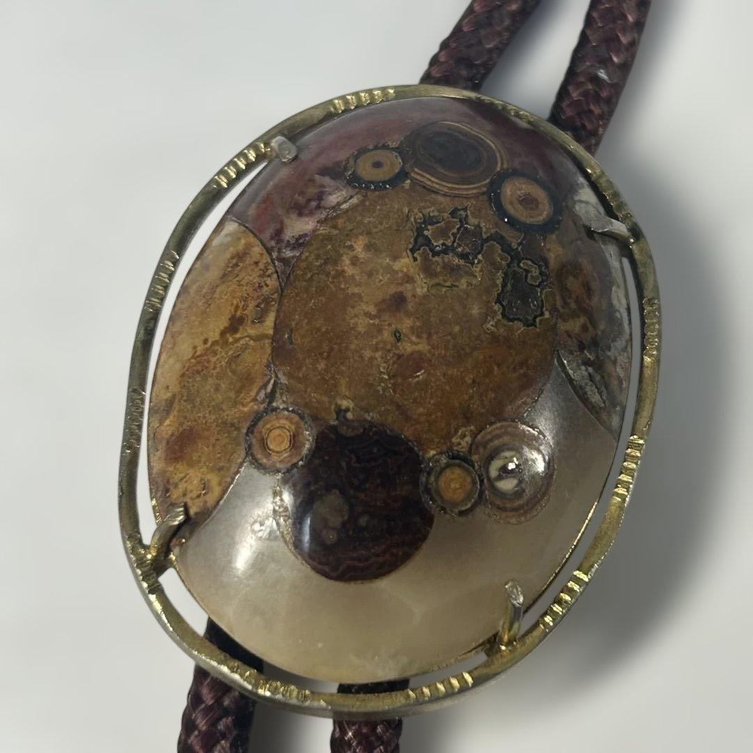 (Second-hand) Showa retro circular tie: This is a Showa retro-style circular tie (material unknown). The tie has surface wear, scratches at the bottom, as well as stains and other damage.