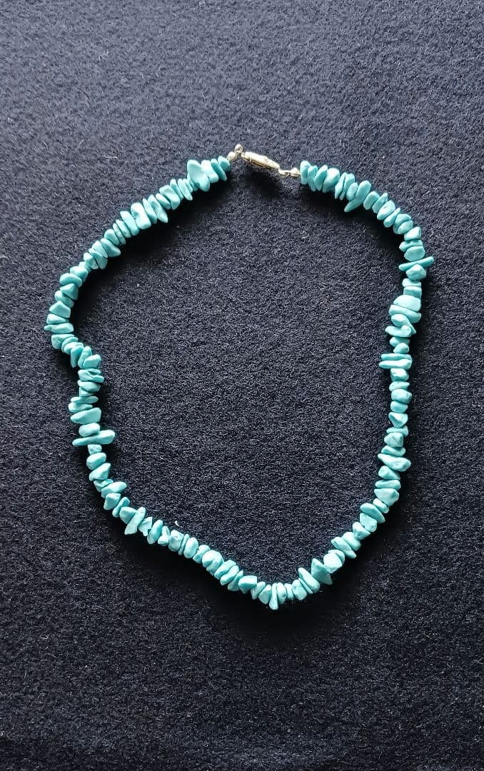(Second-hand) Vintage turquoise necklace, approximately 43 centimeters: A vintage-style natural turquoise necklace with a silver clasp, approximately 43 centimeters in length. Color: Turquoise Material: Natural stone Design: Chip-shaped Clasp: Silver Length: Approximately
