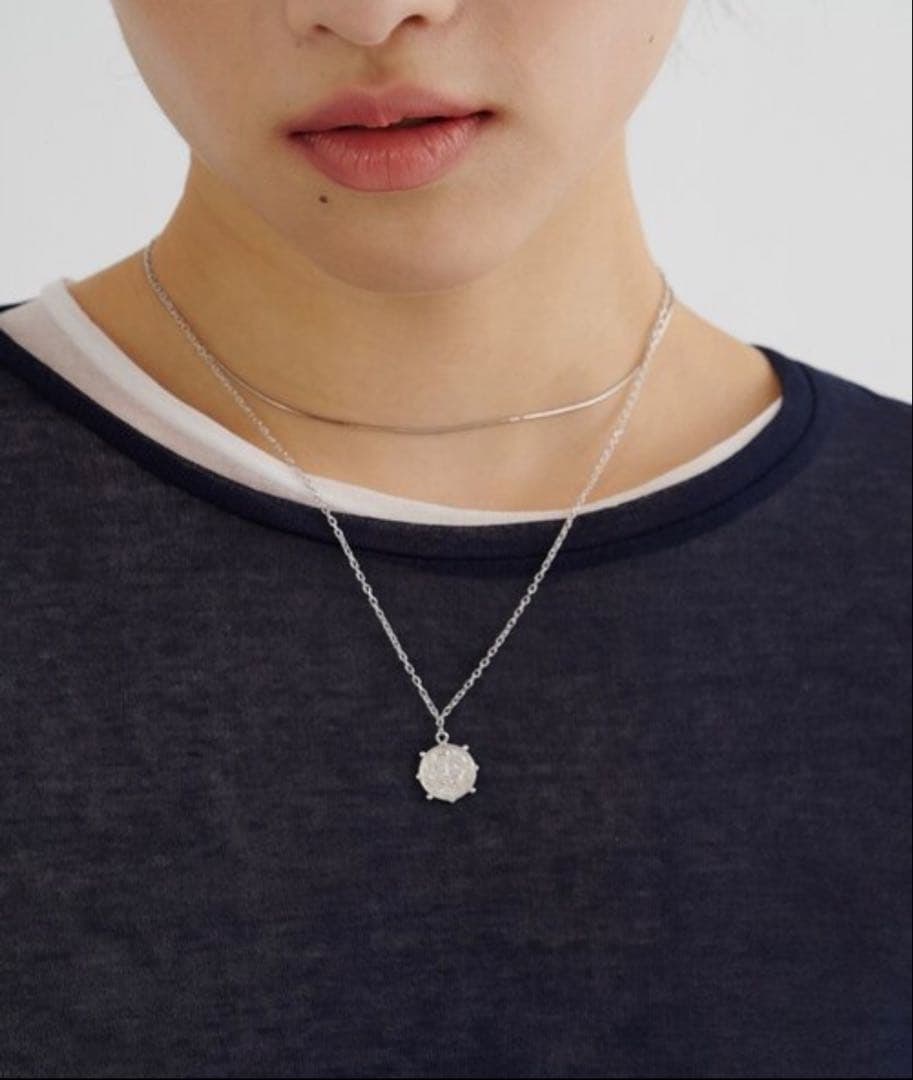 (Second-hand) Whim Gazette necklace "Hoaw." coin necklace: This is the coin necklace I bought from Whim Gazette. The coin pattern is a popular element. Rhodium-plated 925 silver Engraved Length: 42 cm, adjustable chain: 3 cm