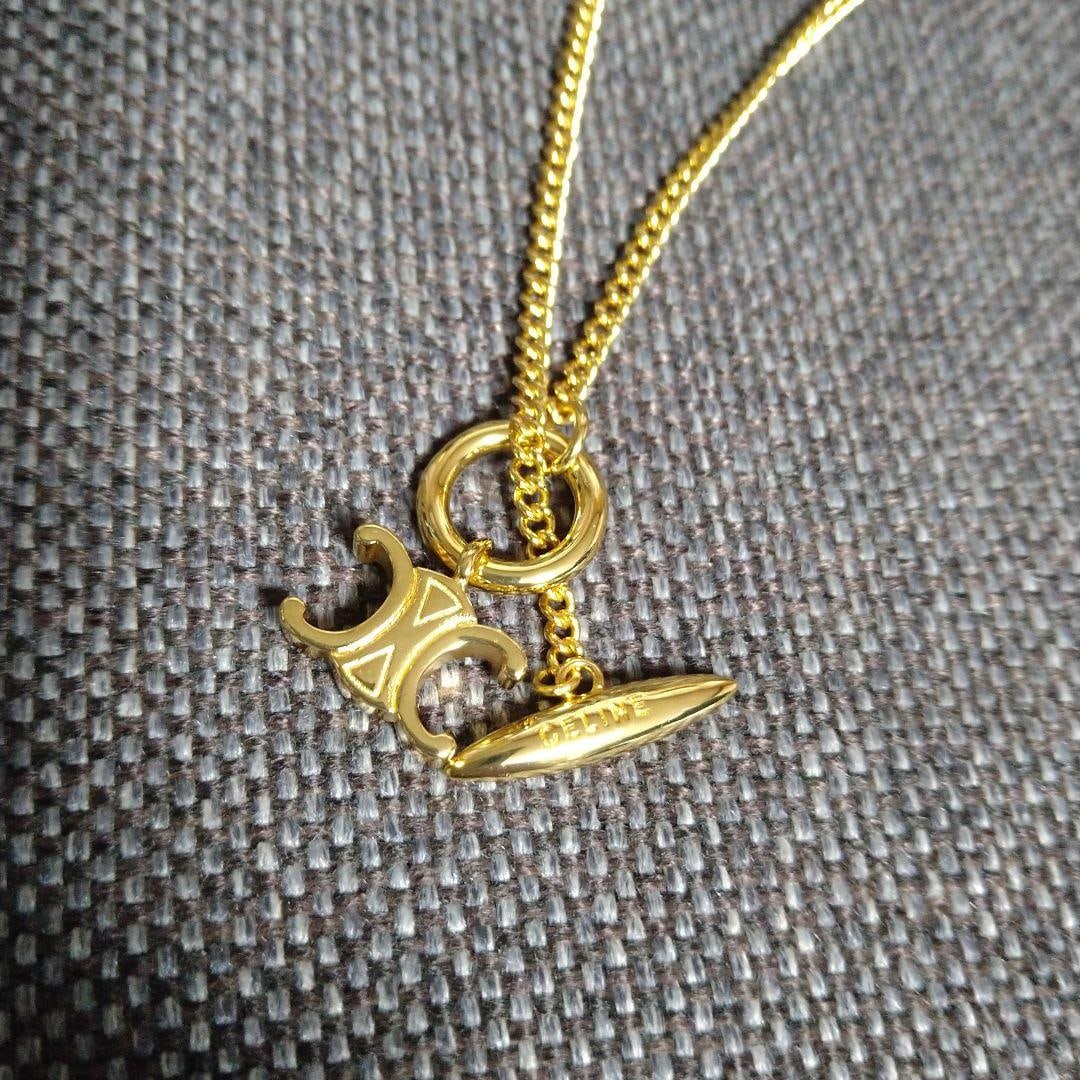 (Second-hand) Gold-Colored Sweater Necklace: Color: Gold Design: Necklace with pendant Chain length: 45 centimeters