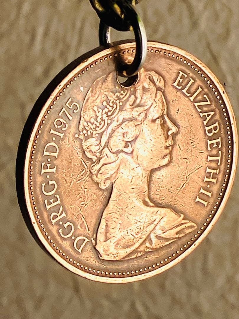 (Second-hand) 1975 British New Penny lucky coin featuring a young Queen Elizabeth II with necklace.: Lucky Elizabeth Coin British 2 Pence Coin 1975 New Pence The portrait of the young Queen Elizabeth is beautiful. Coin Type: 2 Pence Inscription: New Pence Year of Issue: 1975 Design: Portrait of Queen