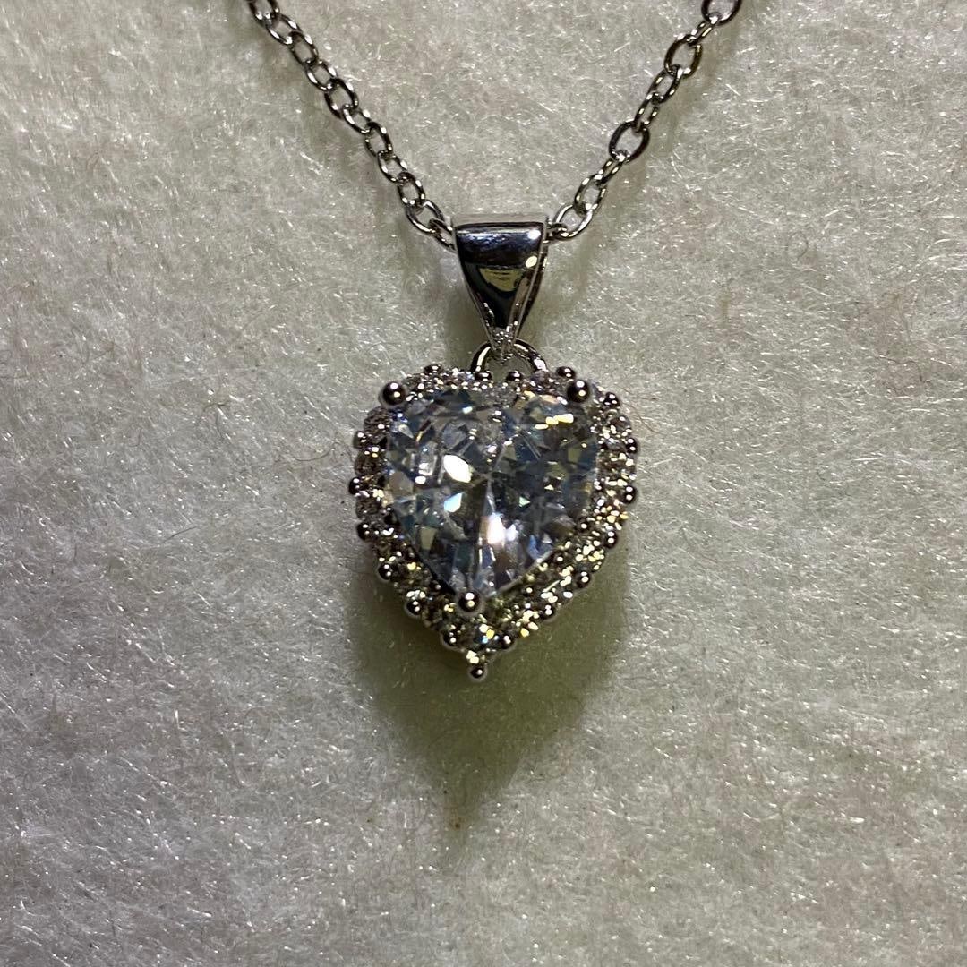 (Second-hand) Heart-shaped pendant 925 silver necklace: The pendant is made of synthetic stone, but even as an amateur enthusiast, I find its luster very beautiful. The necklace is engraved with the mark "925 Silver." It is approximately 45 centimeters lon