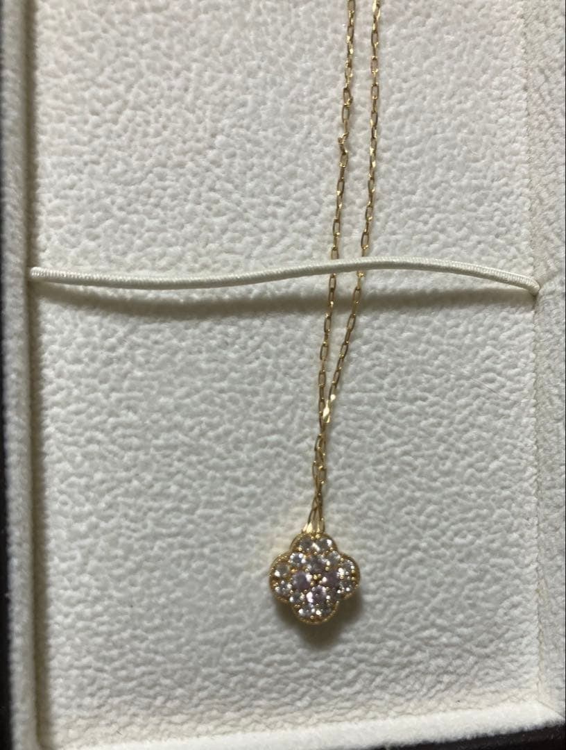 (Second-hand) 18K Gold Flower Diamond Necklace, Inlaid with Pink Diamonds: 18K Gold Flower Pendant Necklace, featuring a central diamond and four pink diamonds. Material: 18K Gold Design: Flower Pendant Gemstones: Diamond, Pink Diamonds Hallmark: K18 Chain Length: 45 centime