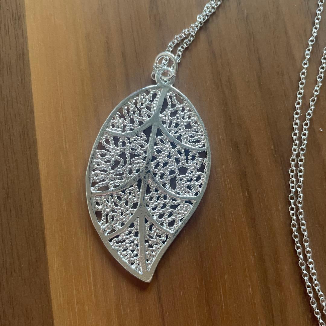 (Second-hand) Leaf-shaped Hollow Necklace: Material: Silver metal (silver-plated alloy) Chain length: Approximately 30 centimeters (refer to the picture) Decoration: Hollow design