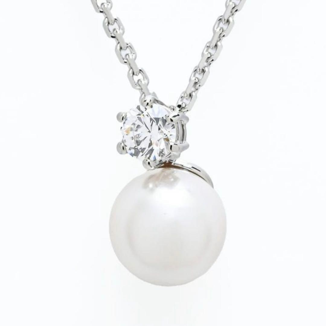 (Second-hand) Swarovski Matrix Pendant Crystal Pearl Necklace: This minimalist design earring is adorned with only one crystal and pearl, making it look elegant and stylish when worn.