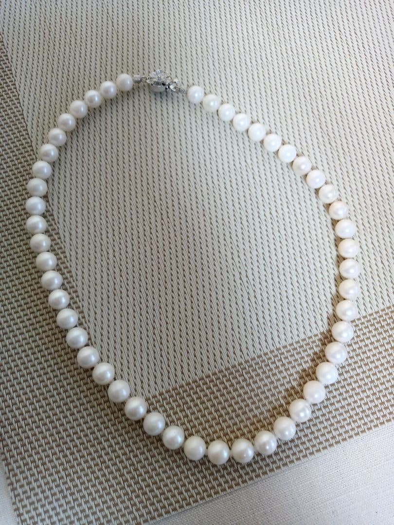 (Second-hand) Pearl necklace: White pearl necklace with flower-shaped clasp. Color: White Clasp: Flower-shaped clasp Pearl size: Approximately 8mm.