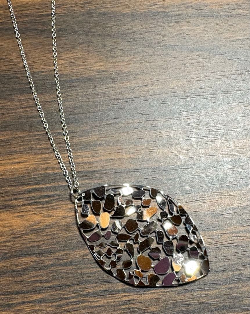 (Second-hand) Brand new unused Vie Leaf necklace: Brand new unused Vie Leaf necklace