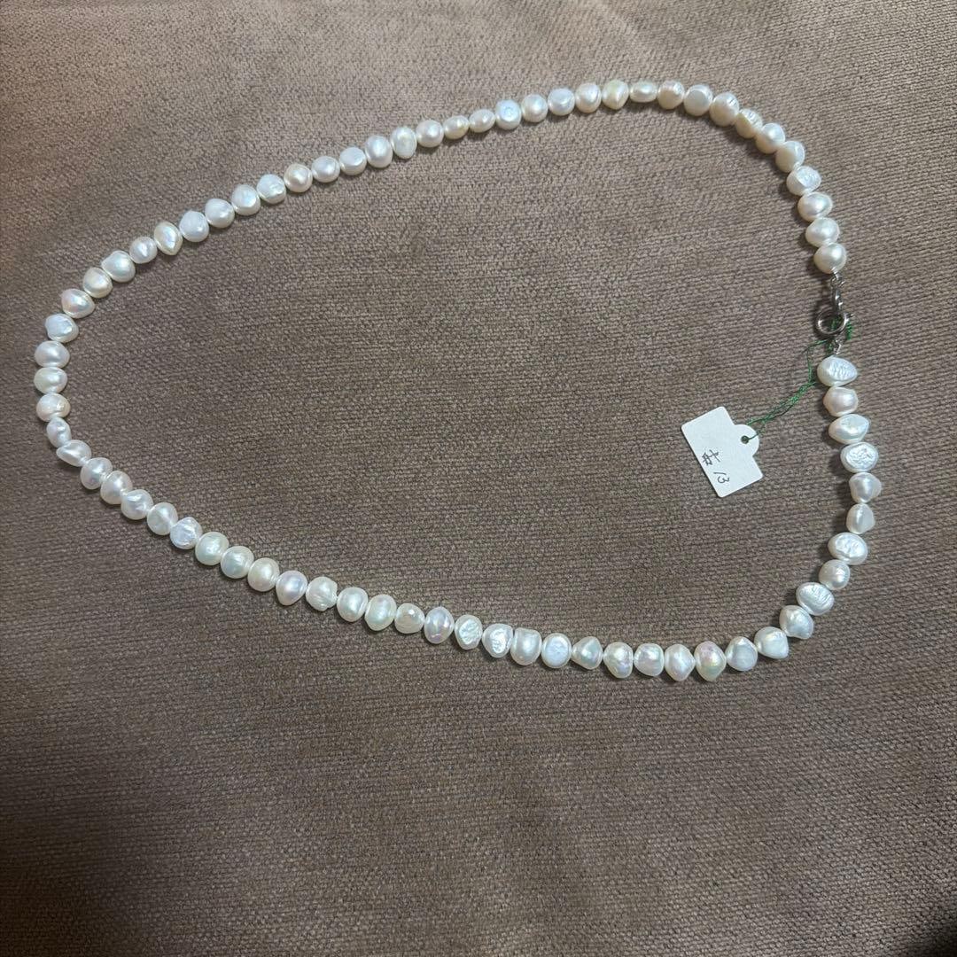 (Second-hand) Baroque freshwater pearl white necklace, approximately 45 centimeters: White Baroque pearl necklace, approximately 45 centimeters long. Material: Pearl Color: White Length: Approximately 45 centimeters Shape: Baroque pearl