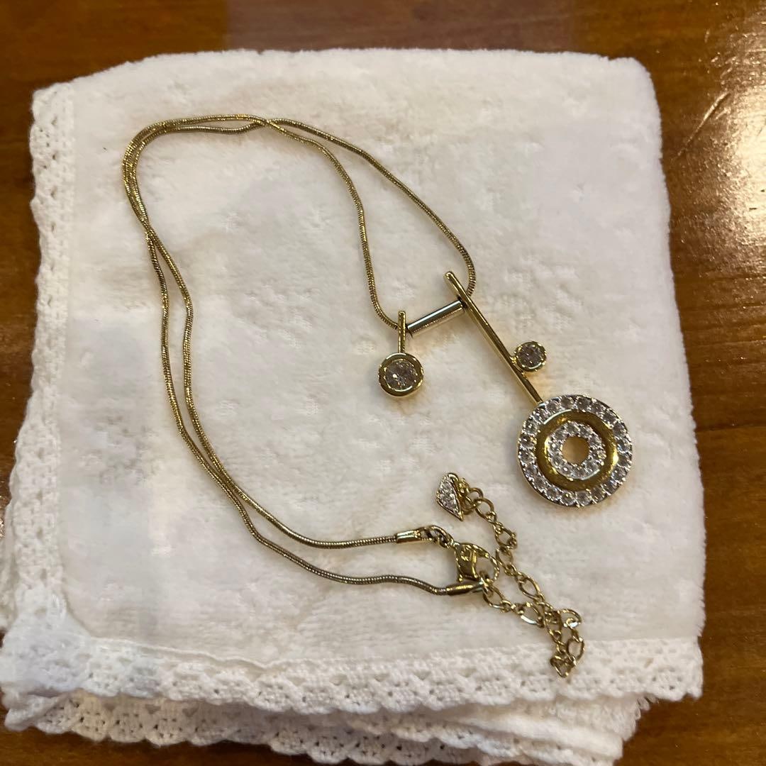 (Second-hand) Swarovski Pattern Necklace: Swarovski Cross Pendant Embodies over 125 years of crystal craftsmanship An exquisitely designed crystal necklace. Dimensions Chain length: approximately 51 cm, large clasp 5 cm x 2 cm, small clasp 1.
