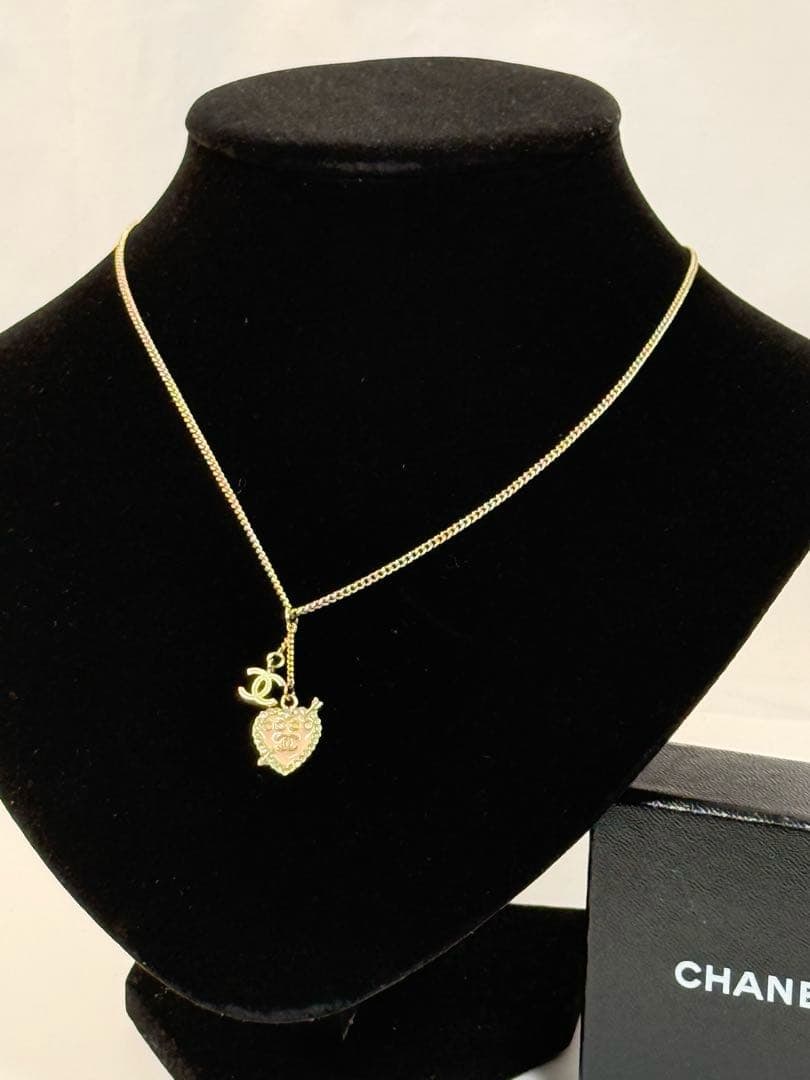 (Second-hand) Chanel heart-shaped arrow Coco logo pink necklace: This necklace is adorned with Chanel's iconic heart and arrow motifs. The gentle pink enamel is skin-friendly and embellished with a luxurious diamond-set pattern. Brand: Chanel Design: Coco logo,