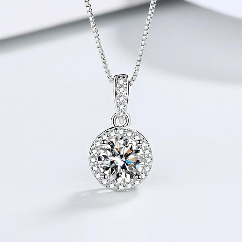 (Second-hand) Single-drill necklace, inlaid with cubic zirconia, paired with a silver chain.: Material: S925 silver with platinum coating Gemstone: Cubic zirconia Chain: S925 silver Size and Shape Gemstone: Approximately 8mm, outer frame 11mm Chain length: Approximately 40cm + 5cm (adjustable