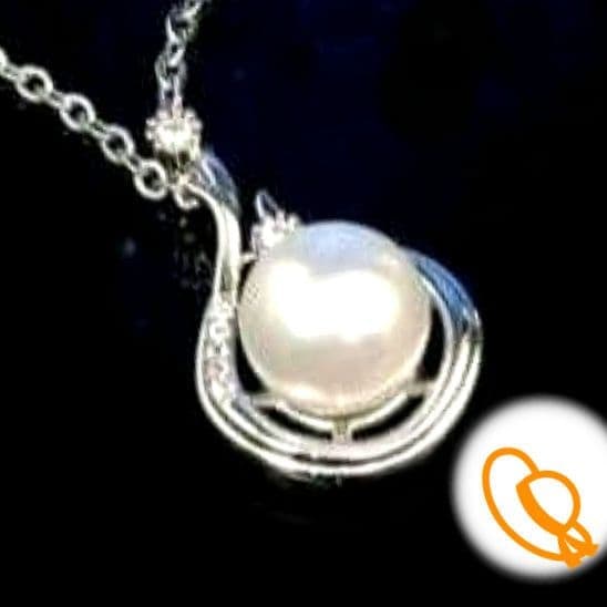 (Second-hand) Pearl Silver Inlaid Cubic Zirconia Necklace: Ladies' Pearl Silver Inlaid Cubic Zirconia Necklace Material: Copper, artificial pearls, cubic zirconia Color: Silver Total chain length: about 45 cm Pendant size: about 2.5 x 1.5 cm Pearl size: 10 mm