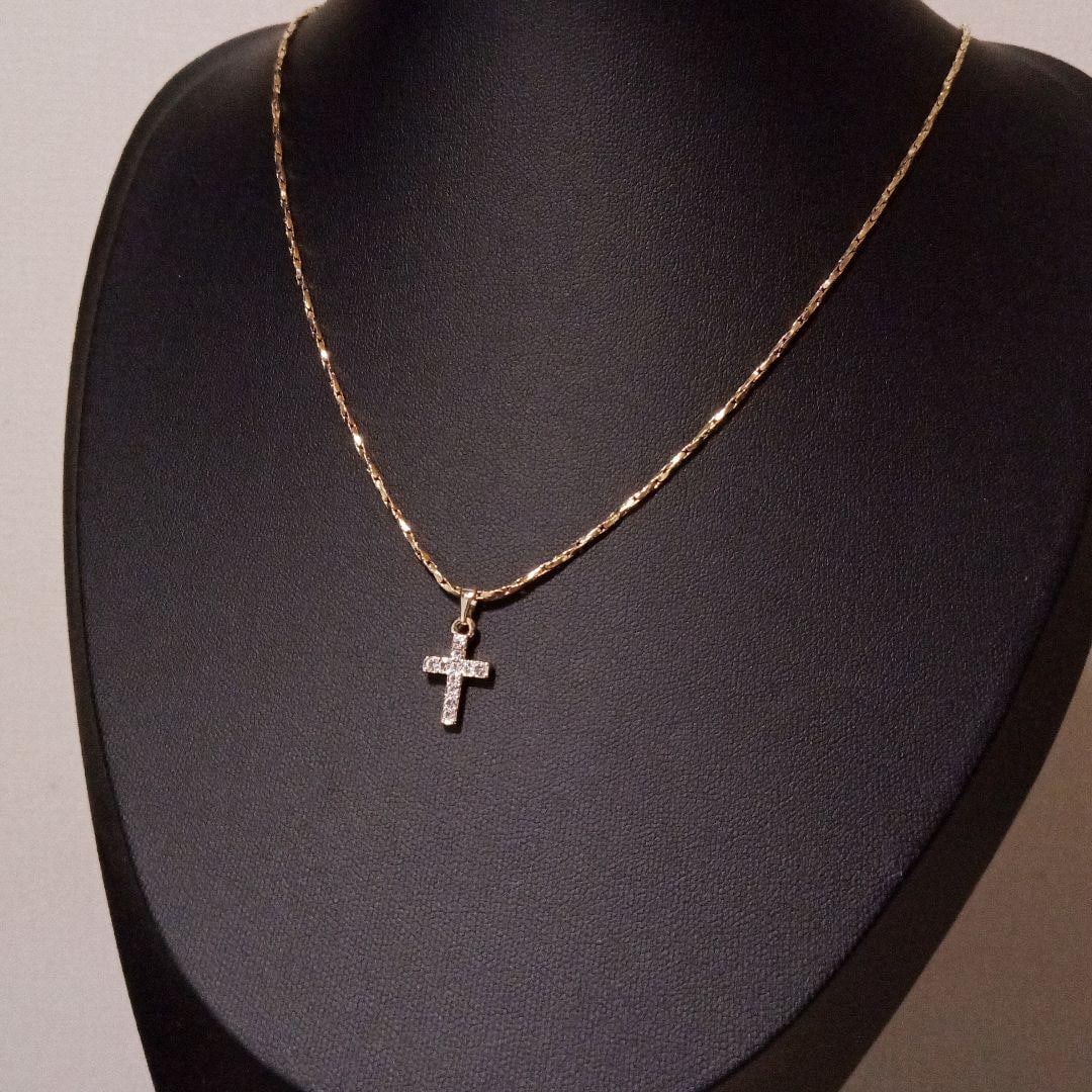 (Second-hand) Gold Crystal Cross Necklace: This is a very popular crystal cross necklace that both men and women like. Dimensions are approximately: Chain length 50 centimeters (including metal fittings) Cross shape 1.5×1 centimeters
