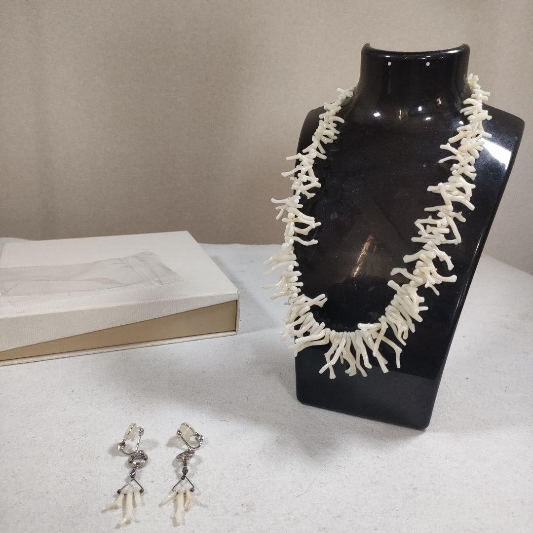 (Second-hand) Natural white coral necklace and earrings, 18K gold: Natural white coral necklace and earrings, 18K gold