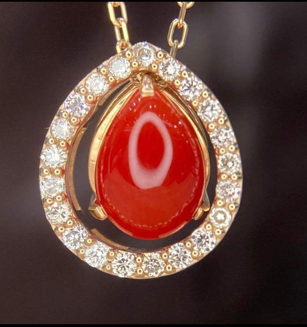 (Second-hand) Necklace pendant made of 18K yellow gold, red coral, and diamonds.: This is a necklace pendant made of 18K yellow gold, red coral, and diamonds. The bright red coral design is eye-catching, surrounded by diamonds, adding a touch of luxury. You can enjoy various pleasu