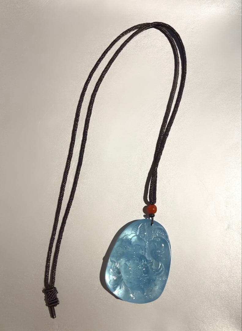 (Second-hand) Blue sapphire pendant: This is a large sapphire pendant, carved with patterns of flowers, birds, wind, and the moon on top. The carving craftsmanship is exquisite, and the transparency of the sapphire makes it very beautifu