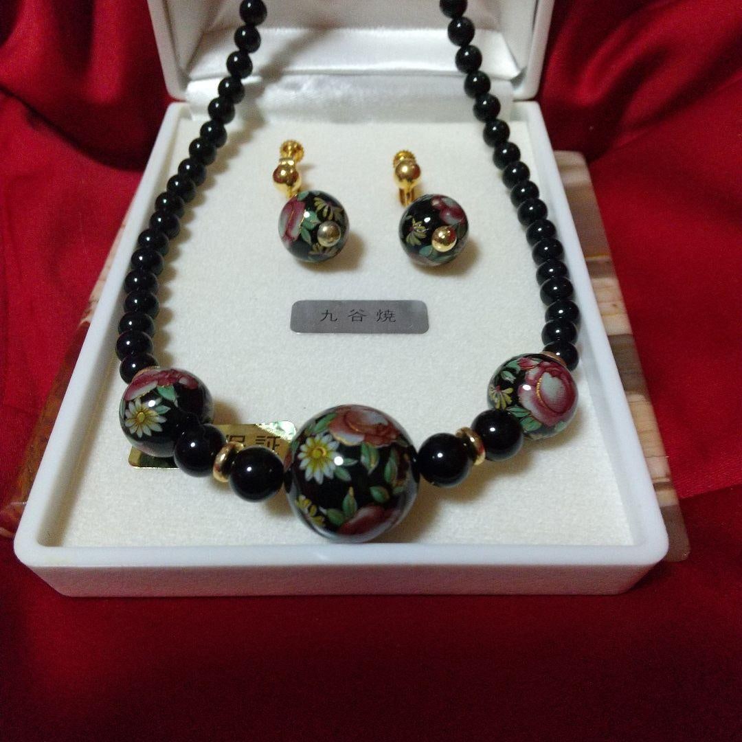 (Second-hand) Kutani ware floral necklace and earring set: A set of necklace and earrings adorned with Kutani ware floral beads. Features: Ceramic beads with floral patterns