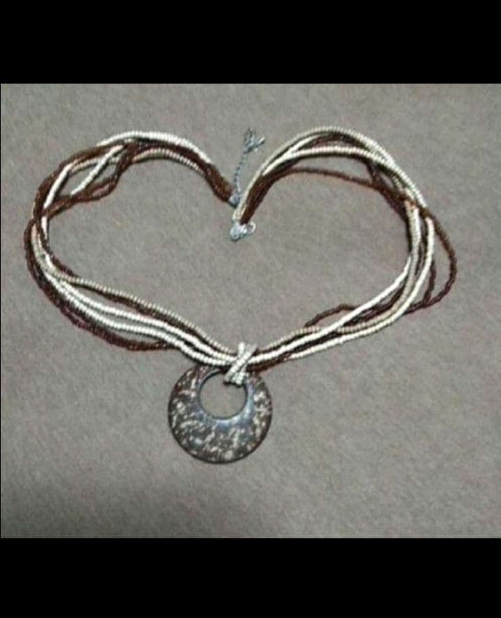 (Second-hand) A striking necklace: A striking necklace with a rich Asian flair. Necklace length is approximately 64 centimeters. Top ornament has a diameter of 5.5 centimeters.