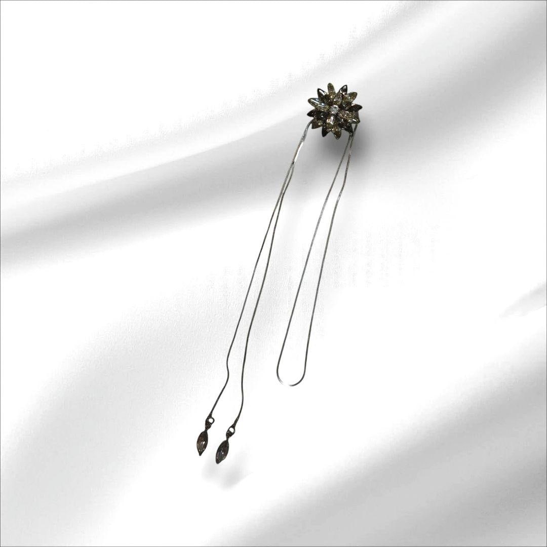 (Second-hand) Crystal necklace: The design inspiration of this crystal necklace comes from frost flowers, possessing a charming transparency and sparkling luster. The floral pattern is made of yellow-green and colorful transparent