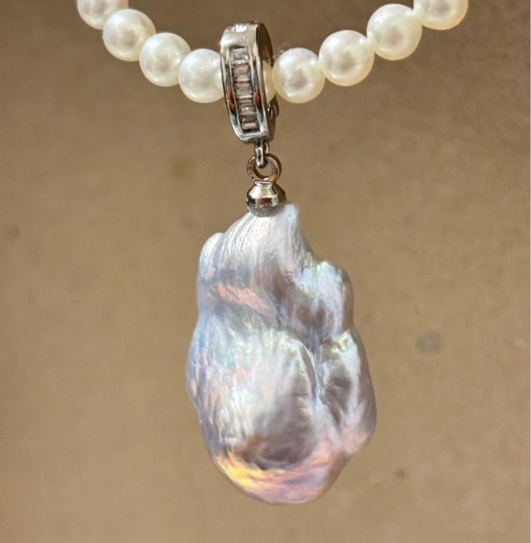 (Second-hand) 925 Silver Freshwater Pearl Pendant: A large Baroque pearl pendant, naturally beautiful in shape. Paired with a white pearl necklace, it can create a soft and elegant impression. Silver metal accessories create a delicate appearance,