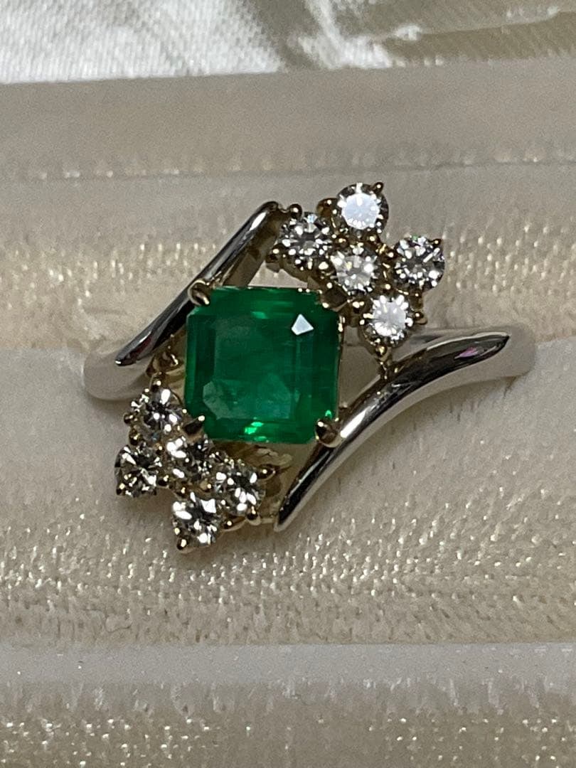 (Second-hand) PT900K18 Emerald Diamond Combination Ring: Pt900K18 Emerald Diamond Combination Ring Material: 900 Platinum, K18 Silver, E0.882 Carat Emerald, D0.44 Carat Diamond Size: Approximately 10 cm Weight: Approximately 5.4 grams The emerald and
