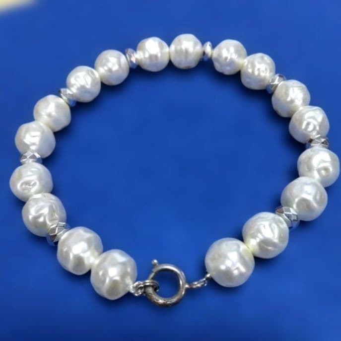(Second-hand) White large pearl bracelet: This bracelet features a unique design with multi-faceted cuts and a soft luster! Fashionable design, using 8mm large beads and silver beads. Yes! (Dimensions) Bead size: 8mm Total length: