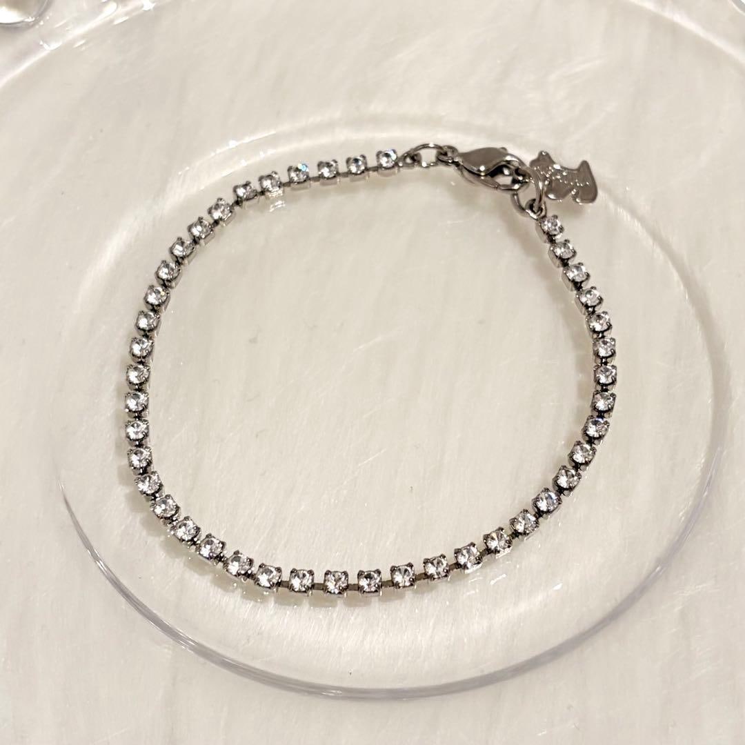 (Second-hand) AGATHA Agata Exquisite Carved Gemstone Bracelet: This exquisite gemstone bracelet emits an elegant luster, making your hands look more beautiful. The slim width (approximately 2 millimeters) gives the design a delicate yet understated look. It is