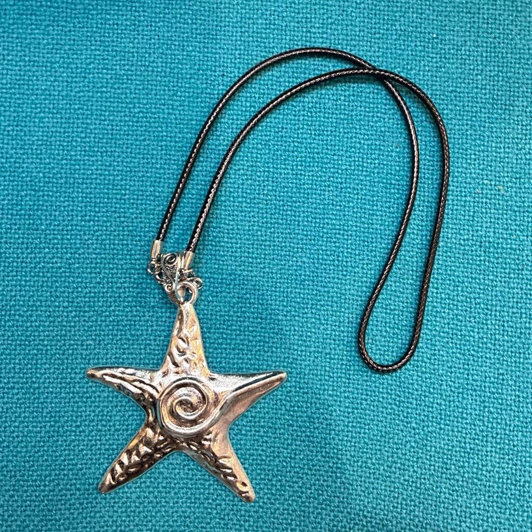 (Second-hand) Starfish necklace: This starfish pattern necklace is designed in a chain style, making it perfect for daily wear. Design: Starfish Material: Unknown (silver color)