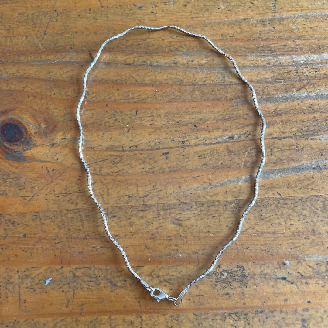 (Second-hand) Silver collar: This is a silver collar.